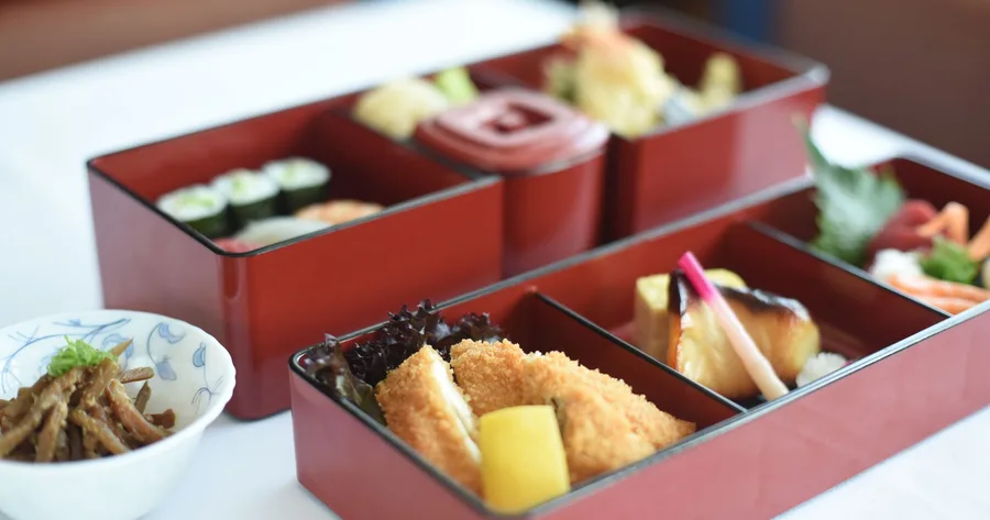Panduan Lengkap Memilih Peralatan Makan untuk Restoran Bento: Material, Ukuran, dan Strategi Presentasi yang Autentik