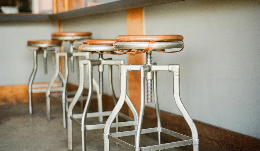 Cara Memilih Bar Stool yang Tepat untuk Kafe dan Restoran