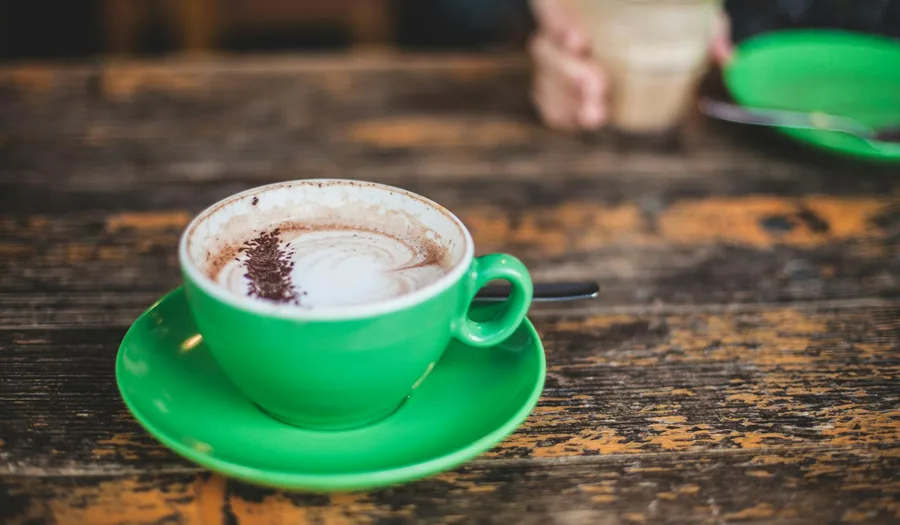 Mug dan Cangkir Kafe: Cara Pilih yang Pas untuk Brand Coffee Shop Anda