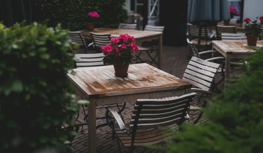 Panduan Lengkap Furniture Outdoor: Material Tahan Cuaca untuk Iklim Tropis