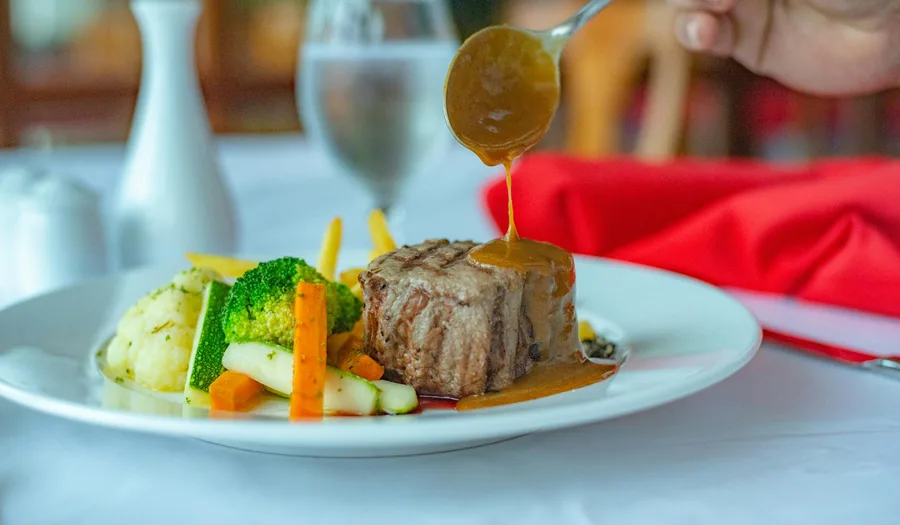 Panduan Lengkap Memilih Peralatan Makan untuk Restoran Steakhouse: Material Tahan Panas, Desain Prestisius, dan Presentasi Premium