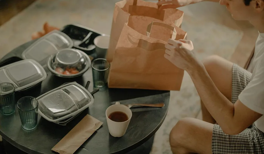 Panduan Lengkap Memilih Peralatan Makan untuk Restoran Cloud Kitchen: Efisiensi Ruang, Durabilitas, dan Presentasi Delivery-Friendly