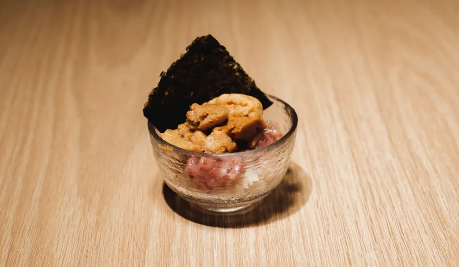 Panduan Lengkap Memilih Peralatan Makan untuk Restoran Omakase: Material Premium, Estetika Minimalisme, dan Presentasi Autentik