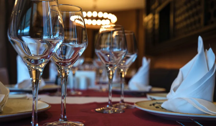 Panduan Lengkap Memilih Peralatan Makan untuk Restoran Cocktail Bar: Glass Shapes, Material, dan Brand Presentation