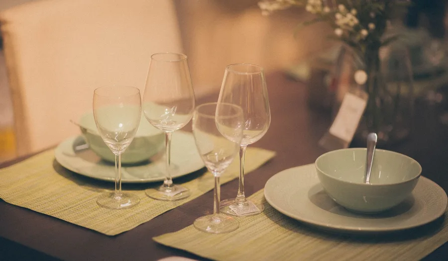 Panduan Lengkap Memilih Peralatan Makan untuk Restoran Warung Kopi: Material Tahan Lama, Desain Casual, dan Strategi Presentasi yang Menarik