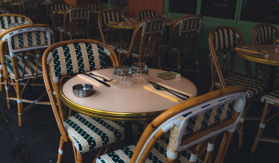 Panduan Lengkap Memilih Peralatan Makan untuk Restoran Bistro: Material, Desain Minimalis, dan Strategi Presentasi yang Elegan
