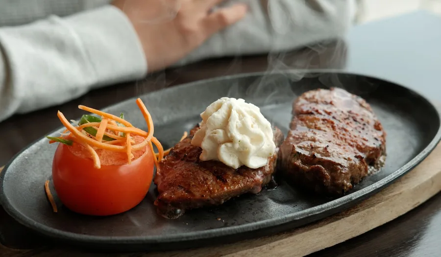 Panduan Lengkap Memilih Peralatan Makan untuk Restoran Grill & Steakhouse: Material Tahan Panas, Desain Prestisius, dan Strategi Presentasi Premium