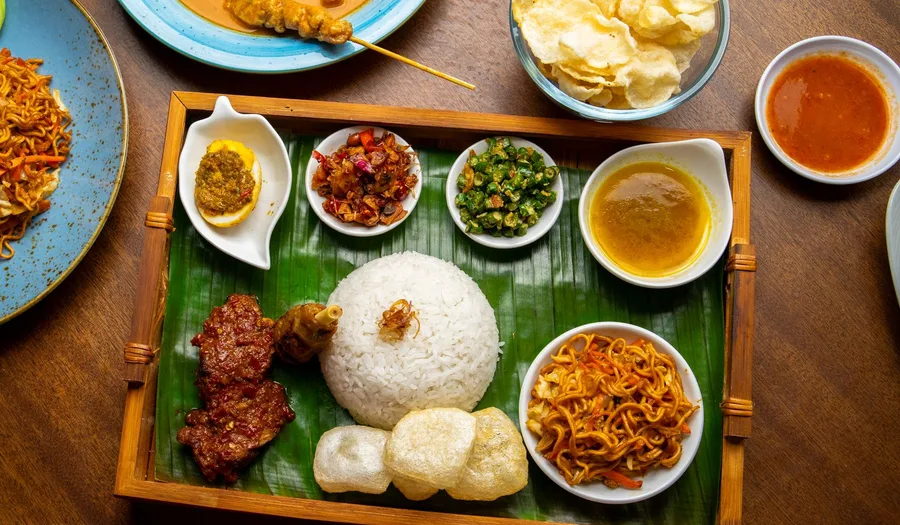 Panduan Lengkap Memilih Peralatan Makan untuk Restoran Nasi Padang: Material Tahan Lama, Desain Tradisional, dan Strategi Presentasi yang Menggugah Selera
