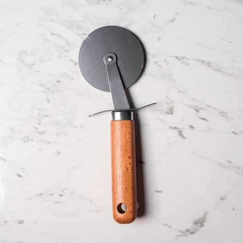 Round Pizza Cutter Wood Handle 2