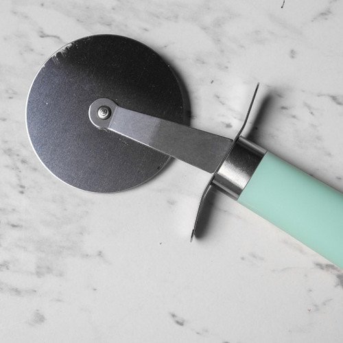 Round Pizza Cutter Cyan Handle 4